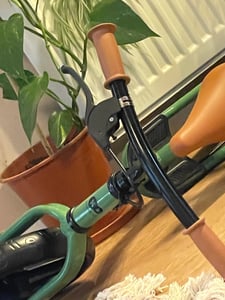 Kinderkraft SPACE Laufrad - Leicht, mit Handbremse - EVA-Schaumstoffräder - Verstellbarer Sattel und Lenker - Für Kinder ab 80 cm - Grün Kunden-Foto 1