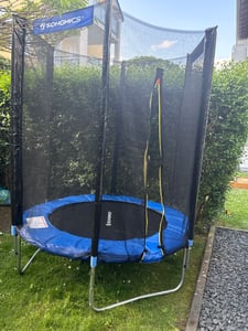 SONGMICS Trampolin Ø 183 cm, rundes Gartentrampolin mit Sicherheitsnetz, mit gepolsterten Stangen, Sicherheitsabdeckung, sicher, outdoor, schwarz Kunden-Foto 1
