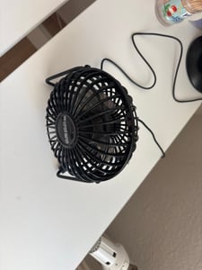 Leiser Mini USB Tischventilator Lüfter 360° neigbarer kleiner Ventilator Klimaanlage Büro office Schreibtisch Camping fan Kunden-Foto 1
