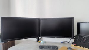 Monitorhalterung für 2 Monitore 17 – 27 Zoll – Gelenkarm Tischhalterung neigbar drehbar schwenkbar mit Kabelführung Kunden-Foto 1