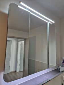 Armadietto a specchio LED FACKELMANN MILANO / Armadietto da bagno con effetto 3D / Chiusura ammortizzata / Dimensioni (L x A x P): circa 90 x 78 x 15,5 cm / Armadietto con specchio e LED per il bagno / 3 ante / Corpo: marrone chiaro Foto del cliente 1