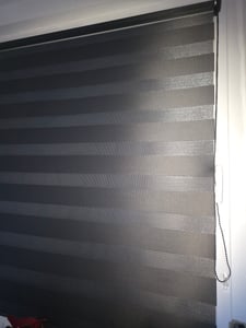 Sonello Doppelrollo Klemmfix ohne Bohren Duo Rollo Klemmrollo Sonnenschutzrollo Fensterrollo für Fenster & Türen Zebrarollo Seitenzugrollo 115cm x 150cm Anthrazit Kunden-Foto 1