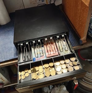 VEVOR Kassenschublade Kassenlade 13 Zoll quadratische Geldschublade 3 Entriegelungswege RJ11/RJ12 Anschluss 4 Geldscheinfächer & 5 Münzfächer Lebensmittelgeschäft Bank Büro Café Supermärkt Bar Kunden-Foto 1
