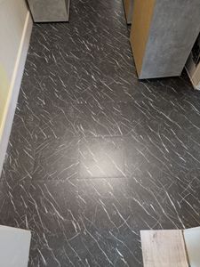 XMTECH PVC štvorcová podlahová krytina Samolepiaca vinylová podlaha, vodotesná podlahová nálepka pre domácich majstrov, pre kuchyňu obývaciu izbu kúpeľňu garáž, 30 x 30 cm, hrúbka: 1,5 mm, 54 kusov - 5,02 m², svetlosivá Fotografia od zákazníka č. 2