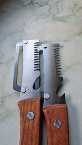 2er Set Küchen Gemüseschäler mit Holzgriff multifunktional 3-in-1 Schäler mit Reibefunktion und Flaschenöffner für Gemüse Kartoffeln Kürbis Knoblauch Kunden-Foto 4