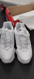 Also ich hätte gerne gute Bewertung gestellt aber nach dem ich verarscht wurde weil mir getragen Schuhe für 169€ beliefert wurden und die sollten neu sein laut Händler was aber nicht der Fall ist. 