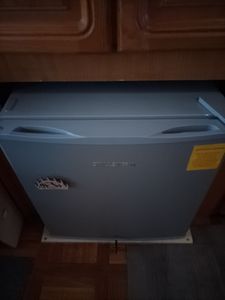 Stillstern Mini Kühlschrank E 45L mit Abtauautomatik, Schloss, Frostfach, Leise, Ideal für Küche, Büro, Schlafzimmer, Hotels und kleine Wohnungen Kühlschrank klein Minibar R600A Getränkekühlschrank Kunden-Foto 1