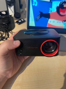 ZELURXX Mini Beamer 1080P Full HD WiFi Projektor mit HiFi Lautsprecher, Tragbarer Beamer für Heimkino, 120 Zoll Großbild, schwarz Kunden-Foto 2