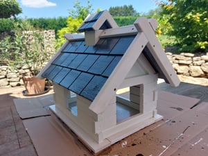 Vogelvilla in Grau Weiß aus Holz Vogelfutterhaus Vogelhaus mit Dach Häuschen Kunden-Foto 1