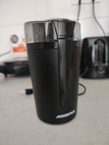 Aigostar - Elektrische Kaffeemühle Mahlgrad Einstellbar, Caffe Grinder Mixer Mühle Zerkleinerer für Kaffeebohne Leinsamen Nuss Gewürze Getreide, 200W Kunden-Foto 2