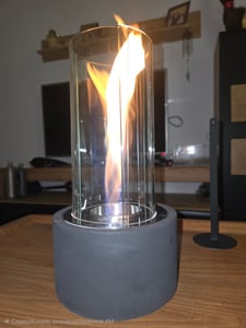 Stolný krb Firell CURL Black z čierneho betónu - Bioetanolový krb do interiéru a exteriéru - Extra dlhá doba horenia - Stolný krb s patentovaným vírivým plameňom Fotografia od zákazníka č. 5