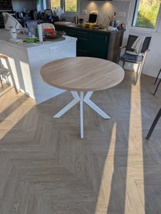 Kulatý rozkládací jídelní stůl, ENDIK, s kovovými nohami, loftový styl, industriální, průměr: 120 / 220 cm, barva: dub Sonoma / bílá Fotografie od zákazníka č. 1