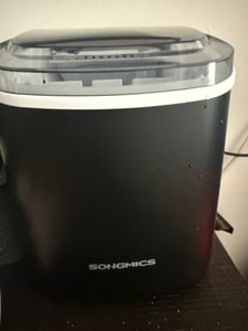 SONGMICS Eiswürfelbereiter tragbar, Eiswürfelmaschine mit Selbstreinigung, 2 Würfelgrößen, für Küche, Camping, Party, schwarz Kunden-Foto 4