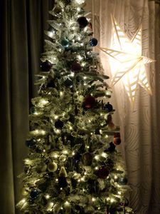Yorbay 210cm Künstlicher Weihnachtsbaum Slim mit Beleuchtung LED Tannenbaum für Weihnachten-Dekoration, Schneebeflockt, Schmal, Weiß Kunden-Foto 1