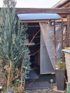 VEVOR Tettoia per porta d'ingresso, 965x1987 mm, tettoia ad arco a una falda, copertura con sistema di drenaggio e supporto in ABS, protezione da pioggia, neve e sole, tettoia in policarbonato per veranda e terrazza, grigio fumo Foto del cliente 1