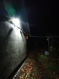 Solarleuchten Außen mit Bewegungsmelder, 74 LED Solar Strahler Außen, 360° Drehbar, 3 Modi Wandleuchte, 2400mAh Solar Außenleuchte, LED Solarlampen Kunden-Foto 2