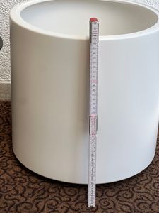Fioriera elegante con superficie liscia e base conica rialzata - Disponibile in più colori Foto del cliente 7