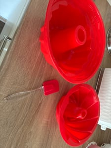 2x Silikon Gugelhupf Rot + 1x Teigschaber Kuchenform Backform Tortenform Brotform Kuchen Kunden-Foto 2