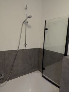 EMKE Duschabtrennung 100x140cm Faltwand für Badewanne Badewannenaufsatz Mattes Schwarz Duschwand aus 6mm NANO Easy Clean GLAS Kunden-Foto 8