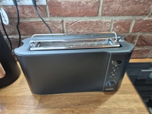 Arendo Toaster 2 Scheiben, Langschlitztoaster, Langschlitz, Edelstahl, 1000W, Display mit Restzeitanzeige, Brötchenaufsatz, Defrost Funktion, Wärmeisolierendes Gehäuse, rot Kunden-Foto 1