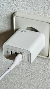 65W USB-C Schnellladegerät PD mit 3-Ports Kompaktes Netzteil Universal mit Kabel – USB Typ-C 2 Meter Kunden-Foto 1