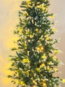 sapin de Noël artificiel de 183cm avec éclairage et neige blanche, sapin LED pour décoration de Noël avec de vraies pommes de pin, résistant au feu Photo du client 5