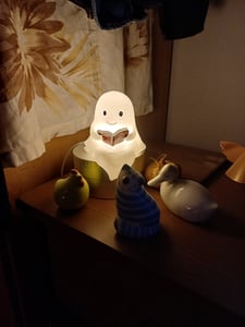Halloween Geisterstatue Nachtlicht,Niedliche Bücher Geisterleselampe,Halloween-Dekoration,3D-LED-Nachtlicht für Schlafzimmer,Party,Regal (Groß-21cm) Kunden-Foto 1