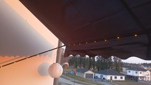 LED - Markise mit Kurbel 300cm Breit Klemmmarkise Balkonmarkise Sonnenschutz Terrasse Balkon - 300x150cm - schwarz/orange - horizontal Kunden-Foto 3