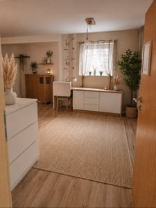 Merax písací stôl v tvare L na kolieskach, s 3 zásuvkami, 2 dvierkami, otočný o 360°, výsuvná pracovná doska, komoda, počítačový stôl, biela+dub Fotografia od zákazníka č. 2