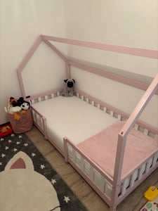 Kinderbett ’Sisimiut’ in Haus-Optik mit Rausfallschutz Kiefernholz 140 x 200 cm Weiß Kunden-Foto 1