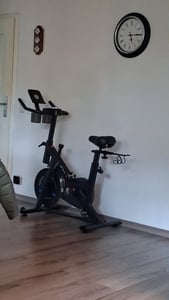 Heimtrainer Fahhrad für Zuhause, leises Fitnessbike mit HD-Screen, Magnetischer Widerstand, 8 Widerstandsstufen, bis 136 KG belastbar Kunden-Foto 1