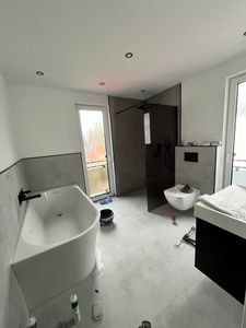 Aica Schwarze walk in Dusche 140x200cm Duschwand 8mm NANO-Glas mit Glasschutzfolie +Schwarze einstellbar 70-120cm Stabilisator Duschtrennwand F123 Duschkabine Kunden-Foto 2