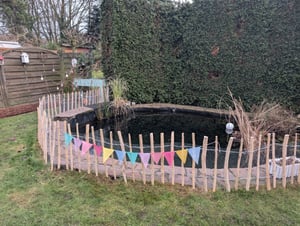 PINEEA Staketenzaun aus Haselnuss 60 cm Hoch – 5m Langer Holzzaun für Garten, Pflanzenschutz & Deko – Wetterfest – Lattenabstand 7–8 cm Kunden-Foto 7