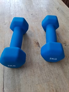 GORILLA SPORTS® Hanteln Set - Neopren, 2x1,5kg, Guss, Koralle - Hexagon Kurzhanteln, Hantelset, Pilates Gewichte für Frauen, Männer, Fitness, Zuhause Kunden-Foto 1