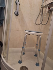 UISEBRT Sprchová stolička Kúpeľňová stolička 360° otočná nastaviteľná výška proti skĺznutiu so sprchovacím zariadením Grab Bar Chair + Grab Bar Fotografia od zákazníka č. 1