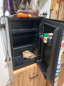 Klarstein Cool Vibe - Kühlschrank, Volumen: 70 Liter, VividArt Concept: Tür mit Stickerbomb-Design Print, Eisfach, Eiswürfelform, Geräuschentwicklung: 42 dB, schwarz Kunden-Foto 2