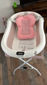 moovkee Babybadewanne mit Gestell 80cm Dunkel Rosa Faltbar mit Thermometer, Badekissen und Abflusssystem – Babywanne für Neugeborene mit Ständer Kunden-Foto 2
