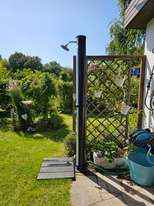 Juskys Solardusche Victoria 40 Liter - 225 cm - bis 60°C – mit schwenkbarem Duschkopf, Fußdusche & Gartenschlauch Anschluss Gartendusche Außendusche Kunden-Foto 3