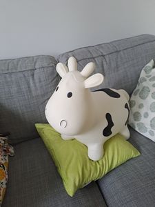 Hoppimals animale gonfiabile mucca bianca con pompa giocattolo gonfiabile in gomma di alta qualità e resistente Foto del cliente 1