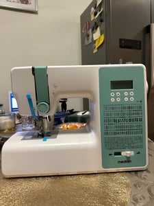 MEDION Digitale Nähmaschine SD36 (36 Watt, einstellbare Stichlänge und Stichbreite, 270 Stichmuster, LED Nählicht, automatischer Einfädler, Fußpedal, Rückwärtstaste, Fadenschneider, MD11881) türkis Kunden-Foto 1