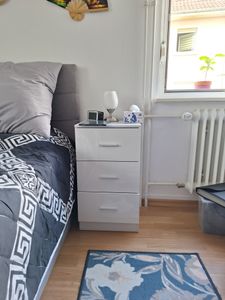 COSTWAY Nachttisch mit 3 Schubladen, Hochglanz Nachtschrank, Nachtkommode, 37x34x66,5cm, Zementgrau Kunden-Foto 1