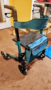 Rollator KESSER® in alluminio pieghevole, regolabile in altezza e con portata fino a 136 kg Foto del cliente 3