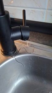 Küchenarmatur, Wasserhahn Küche, mit 2 Modi (Brause- & Belüfterstrahl) frei wechselbar, ausziehbar, Spültischaratur, Edelstahl, Schwarz Kunden-Foto 2