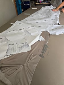 LOMIQ Mikrofaserstoff Selbstklebend, 500x150cm, Silber, Wildleder Optik, Elastische Klebefolie für Autohimmel, Cockpit und Innenverkleidung, Weich, Dehnbar und Strapazierfähig, Leicht Zuschneidbar Kunden-Foto 2