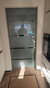 Mai & Mai Glasschiebetür komplettset Amalfi in 5-Milchglas Streifen, Griffart: Muschelgriff, BxH: 77,5x205cm, 15 mm Wandabstand, 8mm ESG-Sicherheitsglas Kunden-Foto 3