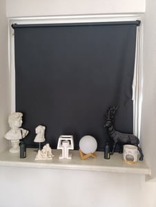 Verdunklungsrollo 100x130cm Schwarz Thermorollo Fensterrollo Klemmfix ohne Bohren Seitenzugrollo Sonnenschutz Wärmeschutz Blickdicht Rollo Kunden-Foto 4