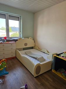 Łóżko dziecięce Flieks 140x200cm ze zjeżdżalnią i LED, łóżko dziecięce z zabezpieczeniem przed wypadnięciem i stelażem listwowym, łóżko podłogowe do zabawy ze schodami, łóżko dla dzieci, PU, białe Zdjęcie produktu od klienta nr 1