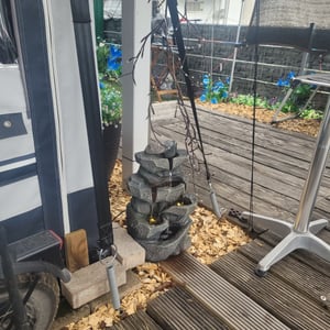 COSTWAY Springbrunnen, Gartenbrunnen mit warmweißer LED Beleuchtung & Pumpe, Kaskadenbrunnen, Baum & Steinoptik, Zimmerbrunnen für draußen 26x28x53cm Kunden-Foto 1
