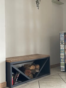DanDiBo Houtopslagrek voor de kachel, binnen, met zitbank, metalen frame, zwart, model 96602. Houtopslagrek, houtopslag, kachelhoutstandaard, houtrek voor de open haard Klantenfoto 1
