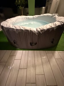 AREBOS Aufblasbarer Whirlpool "Barcelona", 185x185 cm, In- & Outdoor, mit Heizung, 910 Liter, Inkl. Abdeckung, Bubble Spa & Wellness Massage 6 Person Kunden-Foto 8